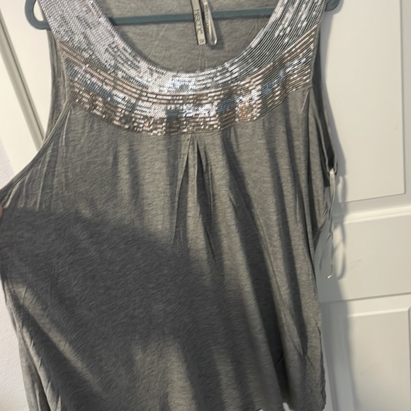 New top for women but no tag - Picture 3 of 4